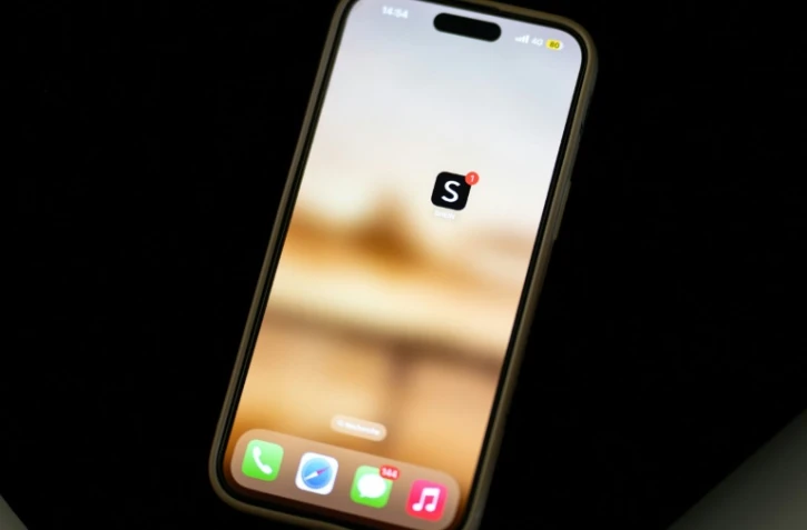 L'application de Shein sur un téléphone - c'est principalement une marque de vêtements et d'accessoires, vendus en ligne, qui se démarque par ses prix extrêmement bas, la profusion des références et son marketing agressif