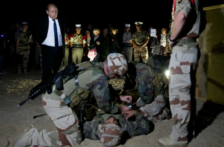 Exercice de soldats de la 13e DBLE devant le ministre de la Défense Jean-Yves Le Drian, aux Emirats arabes unis, le 2 janvier 2016