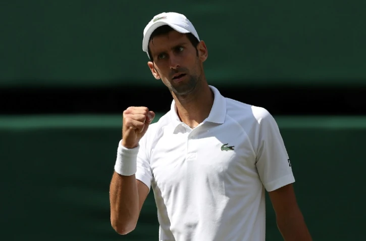 Le Serbe Novak Djokovic face au Japonais Kei Nishikori en quarts de finale à Wimbledon, le 11 juillet 2018
