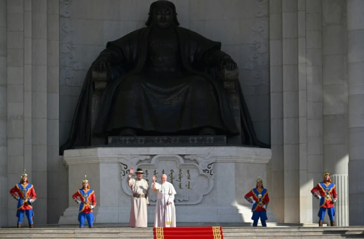 Le président mongol Ukhnaagiin Khurelsukh et le pape François devant la statue de Gengis Khan sur la place Sukhbaatar à Oulan-Bator, le 2 septembre 2023