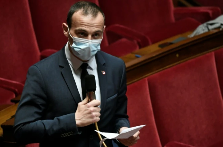 Le député LR Fabien Di Filippo, opposé à l'extension du délai légal pour pratiquer une IVG à 14 semaines de grossesse au lieu de 12, prend la parole à l'Assemblée nationale à Paris le 30 novembre 2021