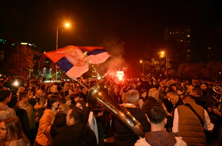 Des Serbes célèbrent dans les rues de Belgrade la victoire des étudiants aux élections législatives le 25 octobre 2026.
