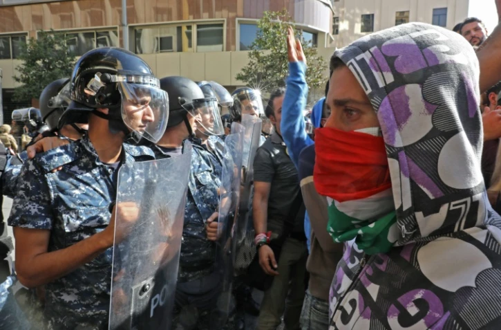 Des manifestants font face aux forces de sécurité près du Parlement dans le centre-ville de Beyrouth, le 19 novembre 2019
