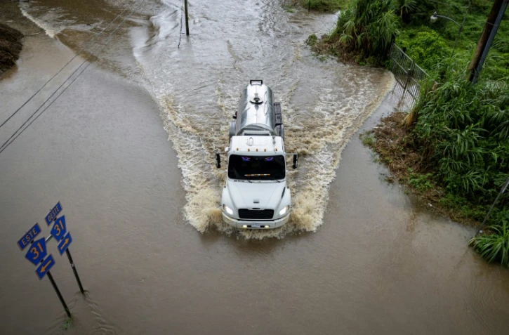 Un camion avance sur une route inondée, dans la région de Naguabo, à Porto Rico, le 16 août 2025