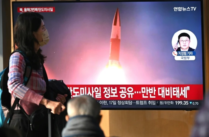 La télévision sud-coréenne diffuse des images de tir d'un missile sud-coréen à Séoul le 14 janvier 2025