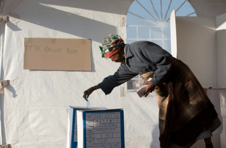 Une électrice dans un bureau de vote d'Atteridgeville, à l'ouest de Pretoria, le 3 août 2016