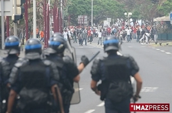 Affrontements avec les forces de police, caillassage et gêne de la circulation étaient à déplorer en cours d'après midi entre le Barachois et le Chaudron