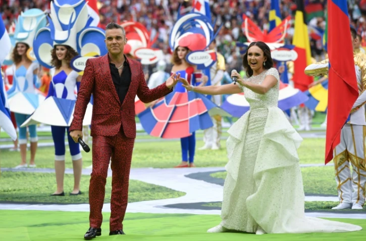 Le chanteur anglais Robbie Williams et la soprano russe Aida Garifullina se produisent pendant la cérémonie d'ouverture de la Coupe du monde, le 14 juin 2018 à Moscou