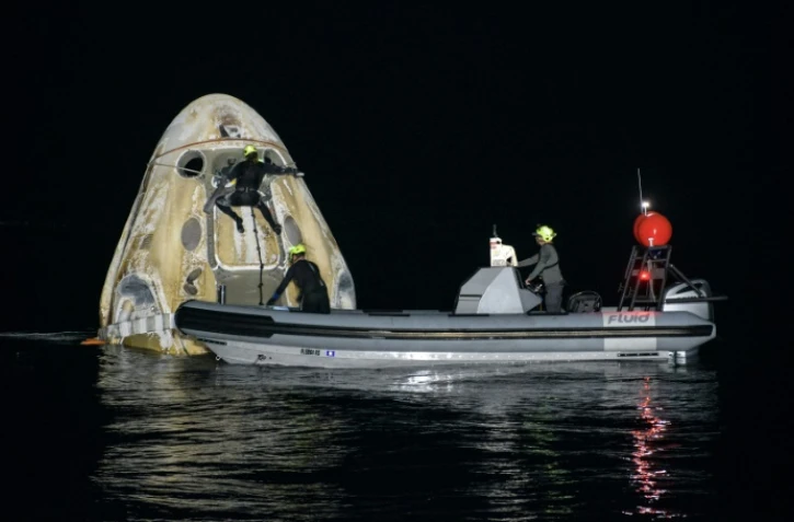 Image fournie par la Nasa montrant l'équipe technique travaillant sur la capsule Crew Dragon de SpaceX peu après son amerrissage dans le golfe du Mexique, au large de la Floride (Etats-Unis), le 2 mai 2021