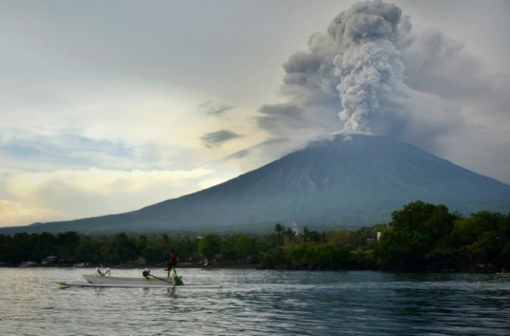 Le volcan Agung, sur l'île indonésienne de Bali, crache ds cendres, le 28 novembre 2017