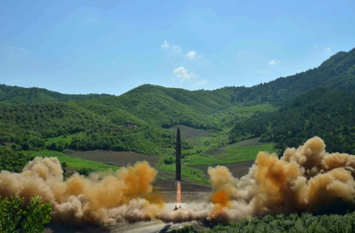 Cette photo, prise le 4 juillet 2017 par l'agence officielle nord-coréenne KCNA, montre un tir de missile balistique intercontinental par la Corée du Nord