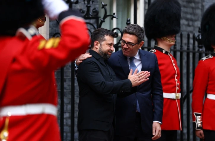 Le Premier ministre britannique Andy Burnham (d) accueille le président ukrainien Volodymyr Zelensky sur le perron de Downing Street, à Londres, le 14 octobre 2026