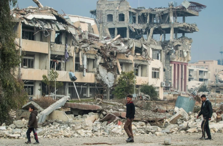 Des jeunes irakiens à proximité de l'université de Mossoul, le 21 janvier 2017