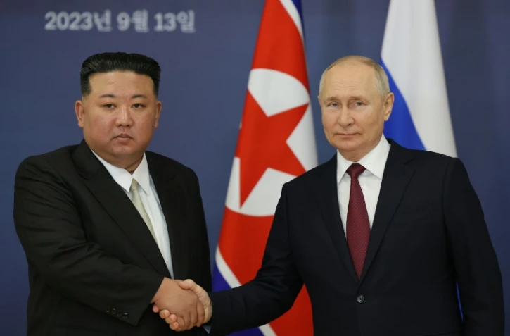Le président russe Vladimir Poutine (d) et le dirigeant nord-coréen Kim Jong Un (g) lors d'une rencontre au cosmodrome de Vostochny, le 13 septembre 2023 en Russie