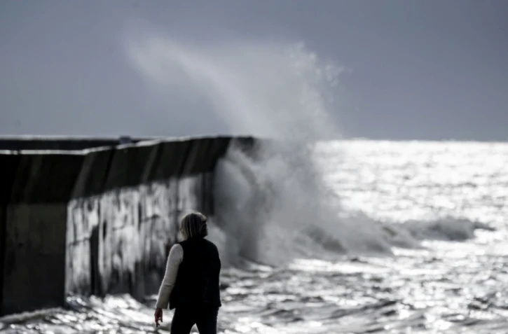 La tempête Louis a balayé la France jeudi, provoquant la mort d'un automobiliste noyé dans sa voiture dans les Deux-Sèvres et obligeant la SNCF à suspendre des trains par précaution