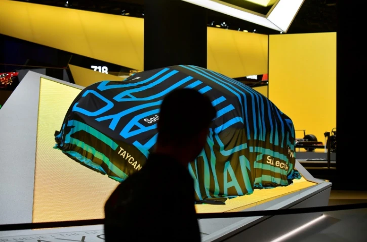 La Taycan, première voiture tout-électrique de Porsche, attend d'être dévoilée au salon de l'automobile de Francfort, le 9 septembre 2019