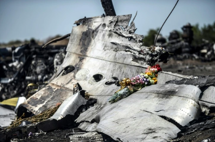 Des fleurs déposées sur la carcasse du Boeing 777 de la Malaysia Airlines (vol MH17), près du village de Hrabove dans l'est de l'Ukraine, le 26 juillet 2014