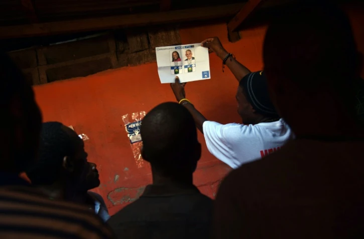 Décompte des bulletins de vote, le 25 octobre 2015 à Port-au-Prince, à l'issue des élections générales qui se sont déroulées dans le calme