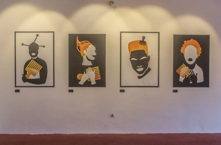 Exposition de la photographe et artiste libano-togolaise Mounia Youssef, à Grand-Popo, au Bénin, le 5 octobre 2019.