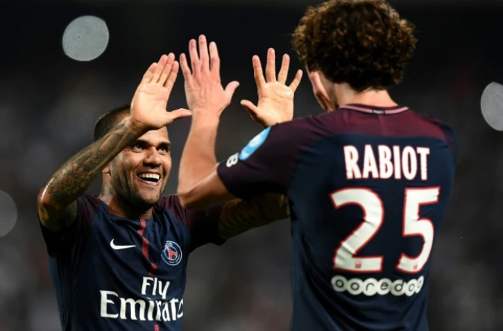 Les deux buteurs du PSG face à Monaco, Dani Alves et Adrien Rabiot, lors du Trophée des champions, le 29 juillet 2017 à Tanger