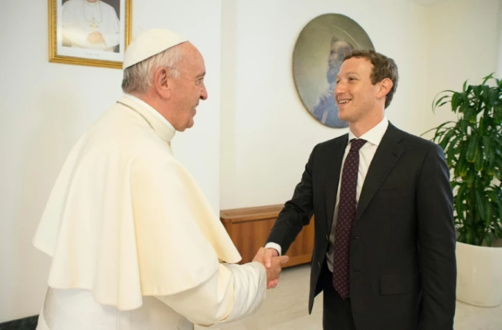 Photo fournie par le service de presse du Vatican, de la rencontre entre le pape François et le fondateur de Facebook Mark Zuckerberg, le 29 août 2016 au Vatican