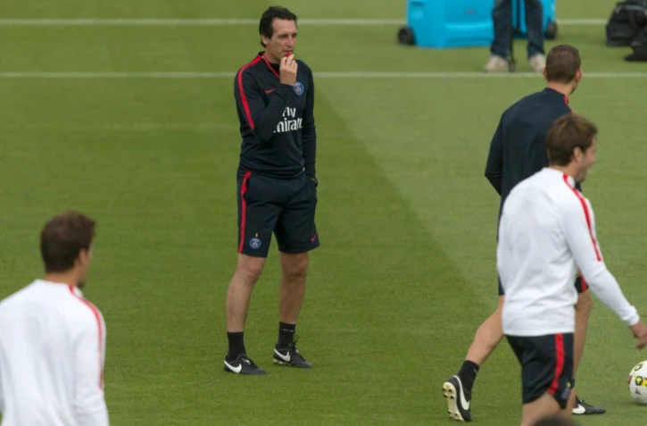 L'entraîneur du PSG, l'Espagnol Unai Emery (c), lors d'une séance d'entraînement au Camp des Loges, le 11 août 2016