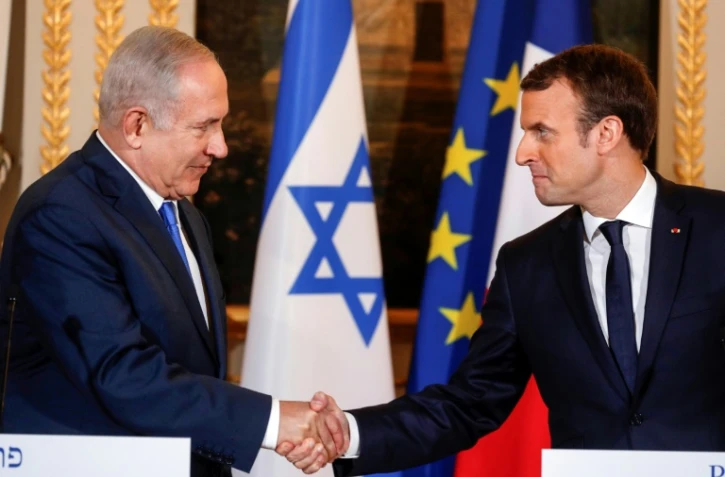 Le Premier ministre israélien Benjamin Netanyahu (G) et le Président français Emmanuel Macron lors d'une conférence de presse à Paris le 10 décembre 2017