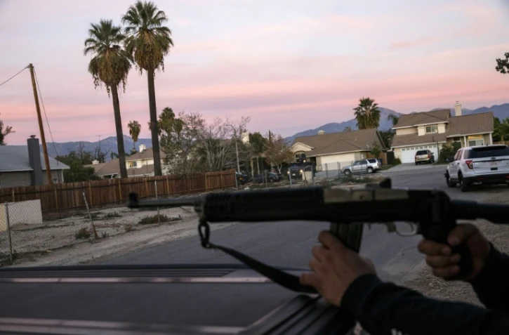 Des officiers de police cherchent des suspects à San Bernardino le 2 décembre 2015