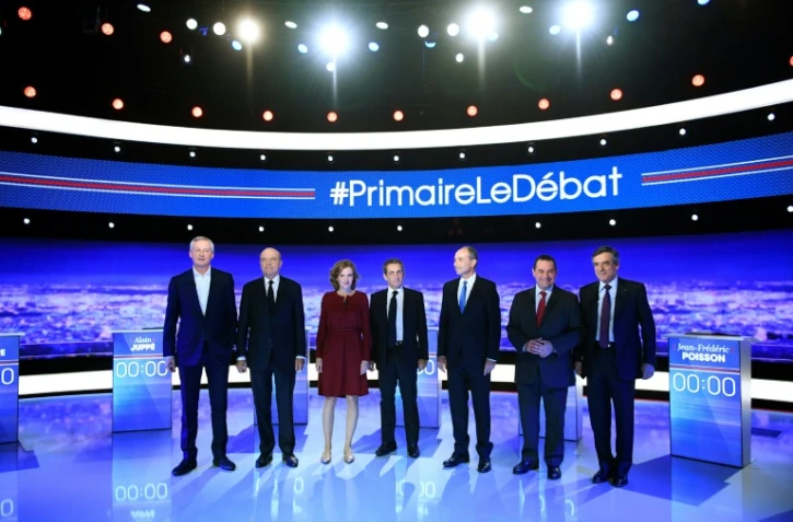 Les candidats de la primaire de la droite (g-d): Bruno Le Maire, Alain Juppé, Nathalie Kosciusko-Morizet, Nicolas Sarkozy, Jean-François Copé, Jean-Frédéric Poisson et François Fillon avant le 1er débat télévisé, le 13 octobre 2016 dans les studios de TF1 à La Plaine-Saint-Denis, près de Paris