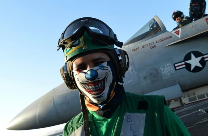 Un soldat sur le porte-avions USS Dwight D. Eisenhower (CVN-69) en Méditerranée le 6 juillet 2016