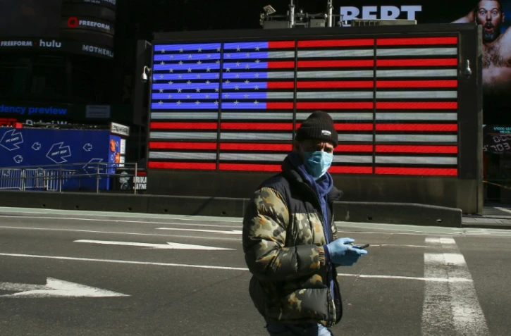Un homme portant un masque sur Times Square à New York le 22 mars 2020