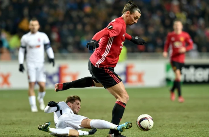 L'attaquant de Manchester United Zlatan Ibrahimovic (d) à la lutte avec le milieu de Louhansk Zeljko Ljubenovic en Europa League, le 8 décembre 2016 à Odessa