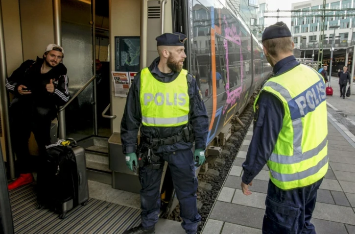 Des policiers suédois se préparent à inspecter un train à Malmö en 12 novembre 2015
