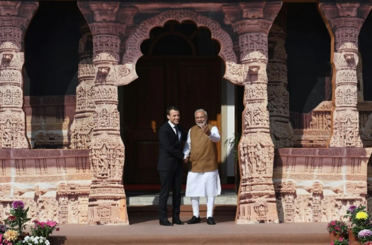 Le Premier ministre indien Narendra Modi (D) accueille le président français Emmanuel Macron pour le sommet fondateur de l'Alliance solaire internationale à New Delhi, le 11 mars 2018