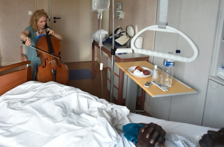 La violoncelliste musicothérapeuthe Claire Oppert au chevet d'un patient, le 11 juillet 2016 à Paris