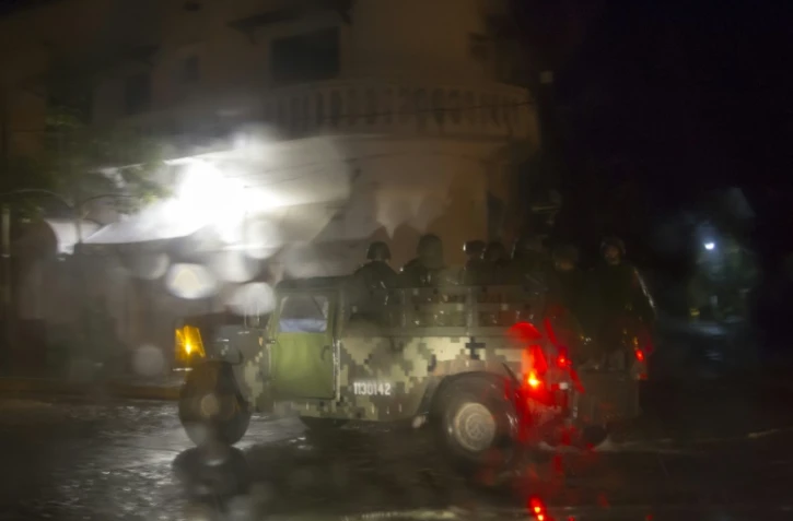 Patrouille de militaires le 23 octobre 2015 a Puerto Vallarata au Mexique avant l'arrivée de l'ouragan Patricia