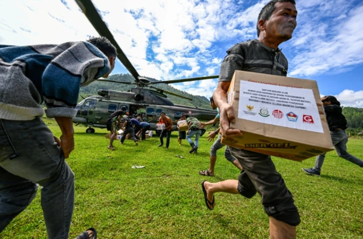 Distribution de secours aux sinistrés des inondations en Indonésie, dans la province d'Aceh le 4 décembre 2025