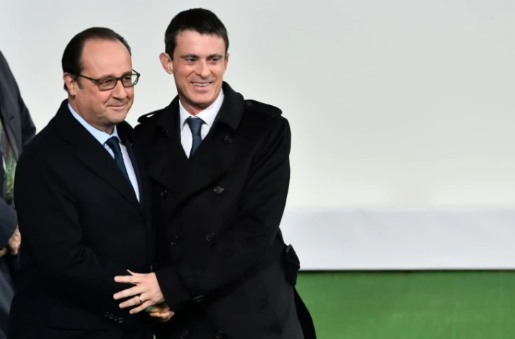 Le président français François Hollande (g) et son Premier ministre Manuel Valls à l'ouverture de la COP 21 au Bourget, en Seine-Saint-Denis, le 30 novembre 2015
