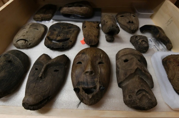 Des masques anciens, le 12 avril 2019, découverts près de Quinhagak, en Alaska