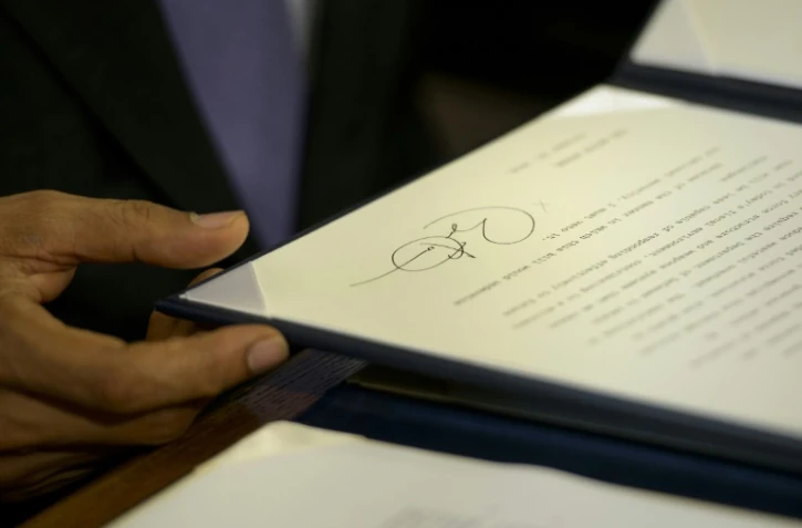 Le président américain Barack Obama signe le 22 octobre 2015 à Washington devant la presse son veto à une proposition de loi de budget de la Défense