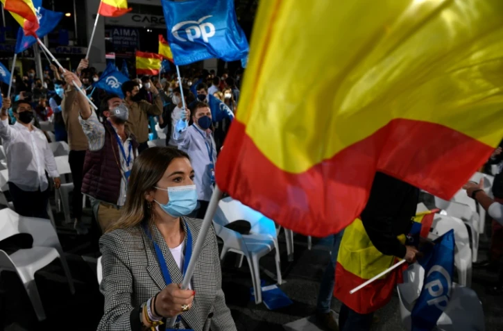 Des partisans du Parti populaire (PP) devant le siège de l'organisation, à Madrid, le 4 mai 2021