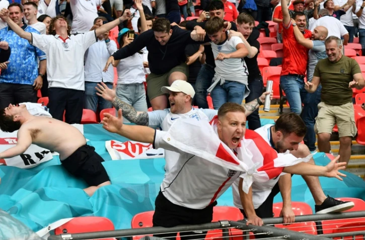 Les supporters anglais, agglutinés les uns sur les autres, célèbrent le but de Harry Kane contre l'Allemagne à l'Euro, le 29 juin 2021 à Wembley