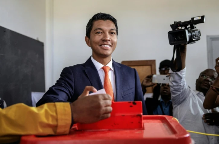 Andry Rajoelina, vainqueur de la présidentielle à Madagascar, vote au deuxième tour le 19 décembre 2018 à Antananarivo.
