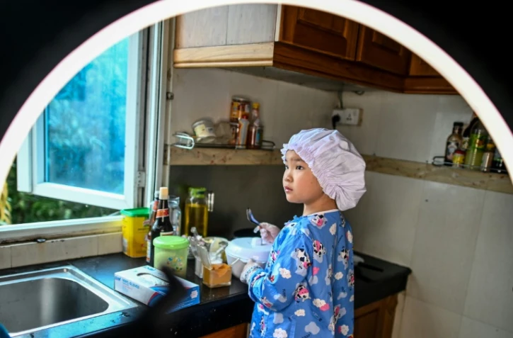 Moe Myint May Thu, 8 ans, vedette des réseaux sociaux grâce à ses cours de cuisine en ligne, le 21 mai 2020 à Rangoun, en Birmanie