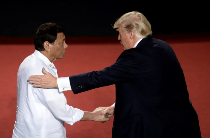 Le président américain Donald Trump et son homologue philippin Rodrigo Duterte (g) lors du sommet de l'Asean, le 13 novembre 2017 à Manille