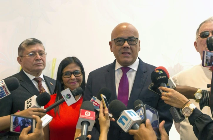 La présidente de l'Assemblée constituante vénézuélienne, Delcy Rodriguez (2ème G) et Jorge Rodriguez (D), le chef du parti socialiste pro-gouvernemental du Venezuela lors d'une conférence de presse, à Saint-Domingue en République Dominicaine, le 13 septembre 2017