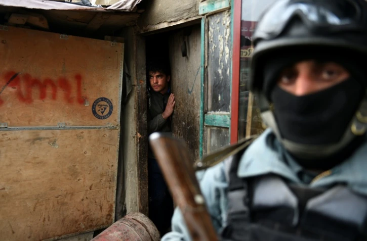 Un policier afghan en faction sur le site d'une attaque suicide près de l'aéroport international, le 4 janvier 2016 à Kaboul