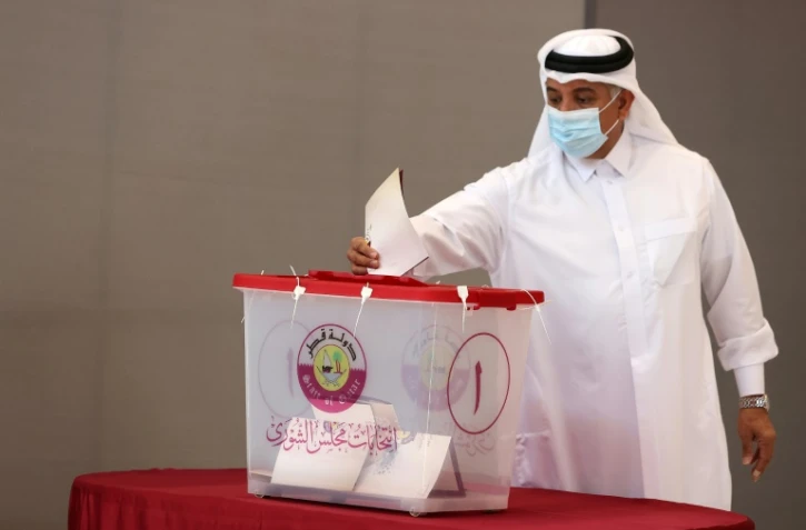 Un électeur qatari vote pour élire une partie de l'organe législatif, à Doha le 2 octobre 2021