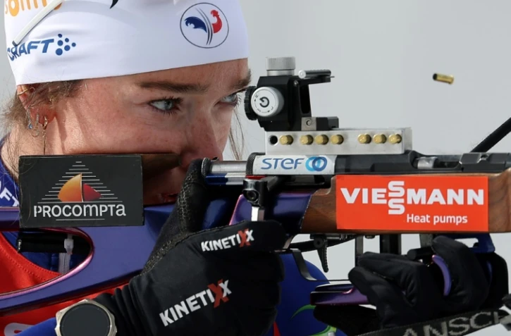 Lou Jeanmonnot au tir lors du relais féminin des Championnats du monde de biathlon, à Lenzerheide, en Suisse, le 22 février 2025