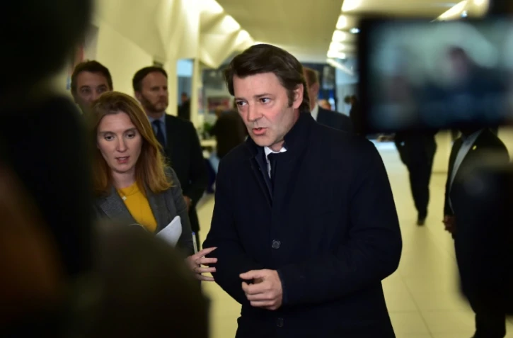 François Baroin quitte le siège du parti Les Républicains, le 2 mai 2017 à Paris